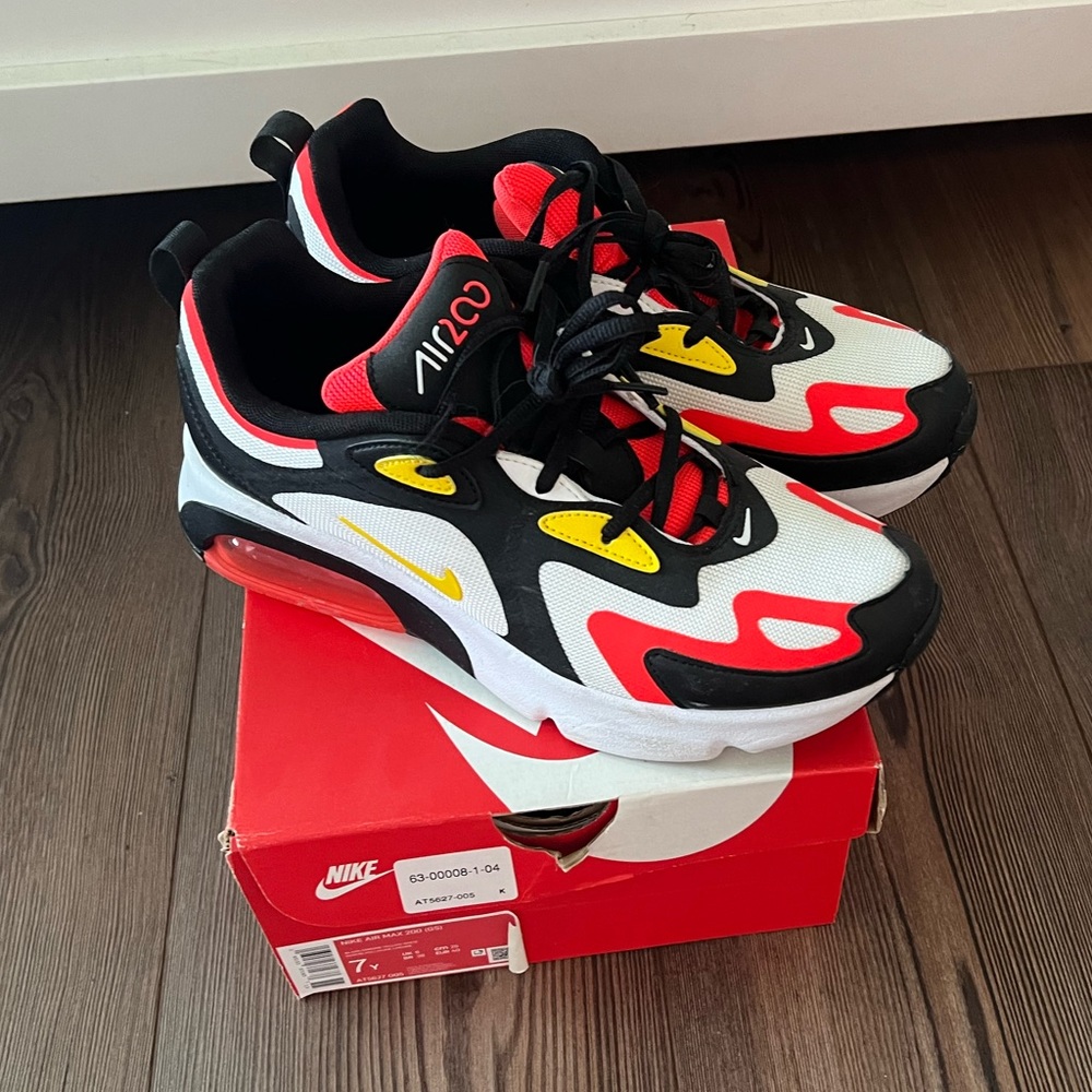 Nike tennis shoes! Never worn, with box!